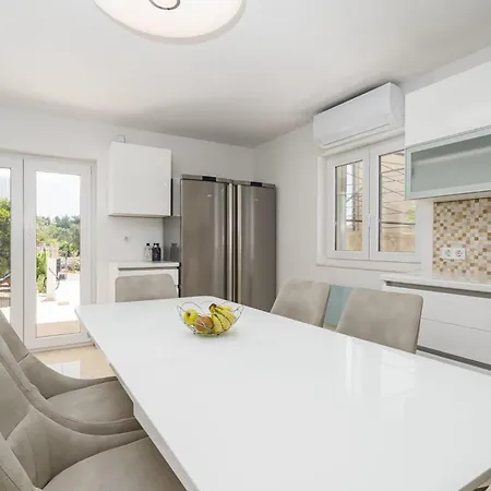 別荘 3 Bedroom Gorgeous In Tribunj Tribalj