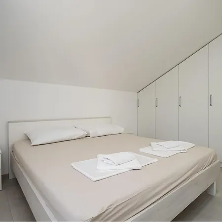 別荘 3 Bedroom Gorgeous In Tribunj Tribalj