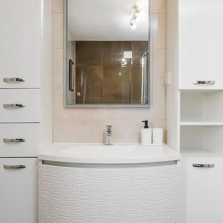 3 Bedroom Gorgeous In Tribunj 別荘 *