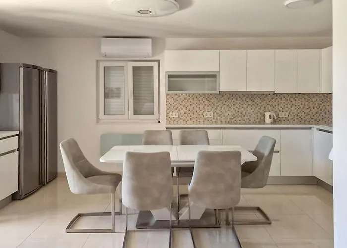 Lovely In Tribunj With Wifi 펜션