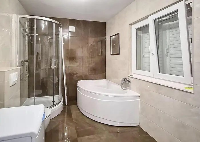 Vakantiehuis Lovely In Tribunj With Wifi *