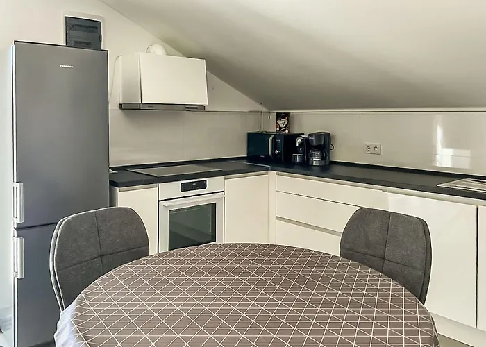 Vakantiehuis Lovely In Tribunj With Wifi